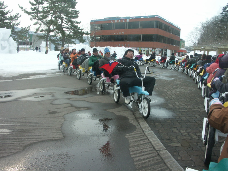 大沼公園騎40輛腳踏車串在一起