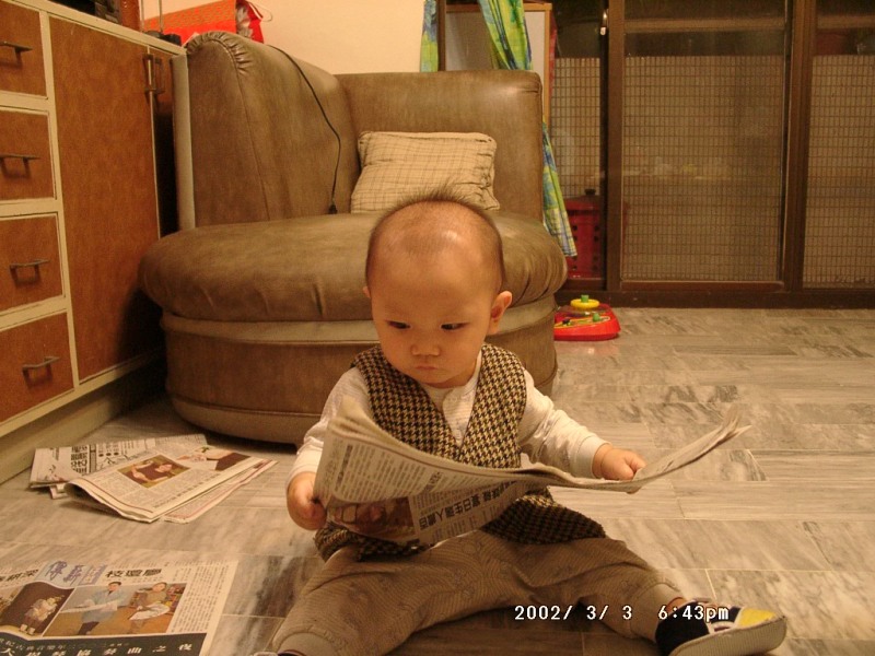 看報紙的 12月大的 baby