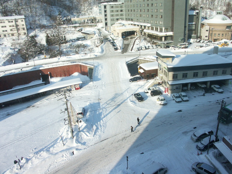 登別萬世閣溫泉飯店窗外白天雪景