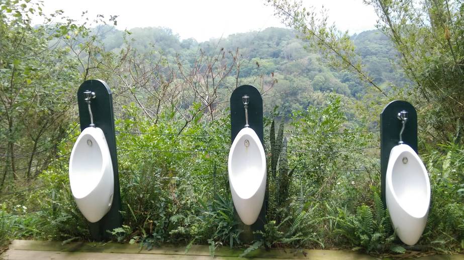 ￼￼新竹縣 北埔鄉 綠世界生態農場 鸚鵡表演 面對山谷的廁所